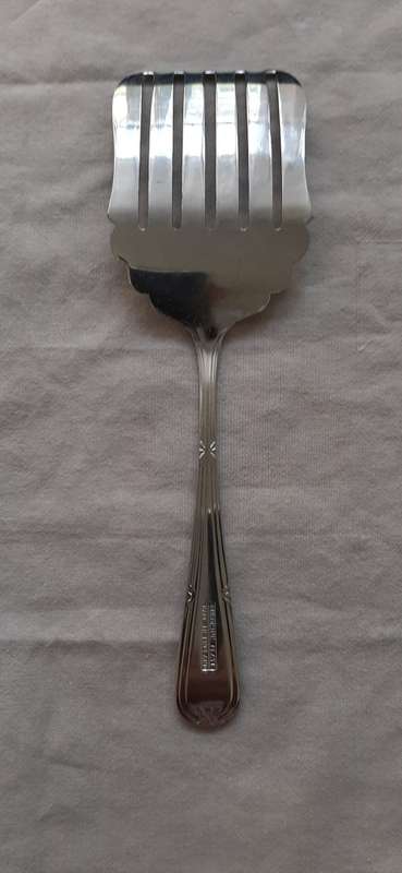 Antique Chromium Plate, Cake Lifter 18cm long.Made in England. R 250.00 View scans
