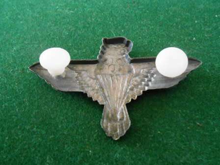44 Para Brigade Beret Badge *** Both Pins Intact ***