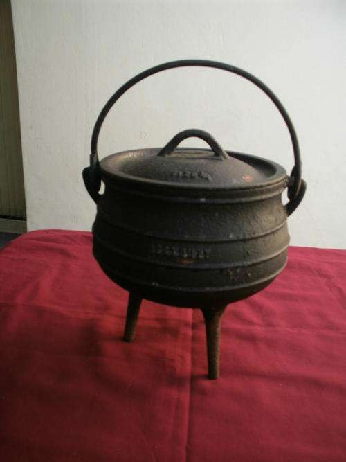 Cast Iron 3 Legged Pot by Best Duty - size 3 quarter - good used condition