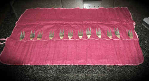 12 Vintage Arthur Price County Plate Forks 180mm  in Tarnish preventing cloth