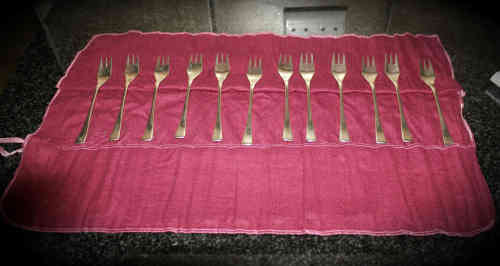 12 Vintage Arthur Price County Plate Forks 180mm  in Tarnish preventing cloth