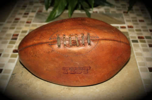 Vintage leather Rugby Ball en very good condition with Bladder can be inflated 126x170mm
