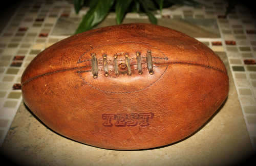 Vintage leather Rugby Ball en very good condition with Bladder can be inflated 126x170mm