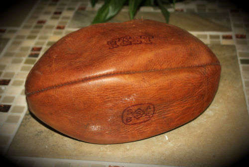 Vintage leather Rugby Ball en very good condition with Bladder can be inflated 126x170mm