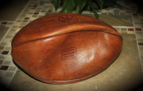 Vintage leather Rugby Ball en very good condition with Bladder can be inflated 126x170mm