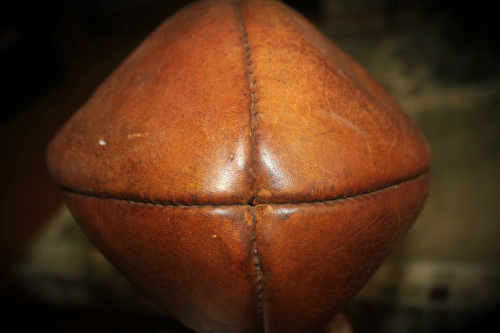 Vintage leather Rugby Ball en very good condition with Bladder can be inflated 126x170mm