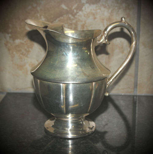 Vintage Victorian plate Jug made in Canada 610g  210x210x150mm bottom damaged