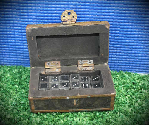 Very Cute little Box (wood and Brass)55x92x52mm with 28 miniture Domino Pieces