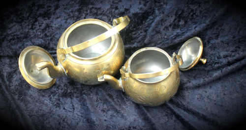 2 Solid Brass Teapots  215x175x130mm (130mm tall without Handle) and 180x160x100mm (115mm)- 1kg
