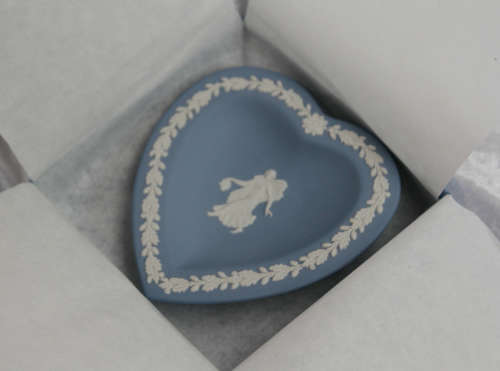Wedgewood Blue Heart Shape tray still in box -box=130x130x25mm