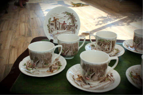 16pc Vintage HADDON HALL Johnson Bros Tea set Pat.no 165838 - (Lid has a chip on the inside)