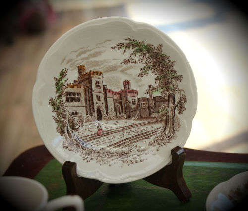 16pc Vintage HADDON HALL Johnson Bros Tea set Pat.no 165838 - (Lid has a chip on the inside)