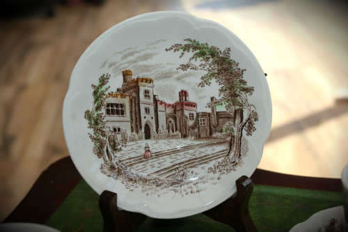 16pc Vintage HADDON HALL Johnson Bros Tea set Pat.no 165838 - (Lid has a chip on the inside)