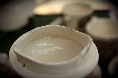 16pc Vintage HADDON HALL Johnson Bros Tea set Pat.no 165838 - (Lid has a chip on the inside)