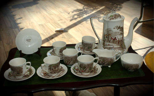 16pc Vintage HADDON HALL Johnson Bros Tea set Pat.no 165838 - (Lid has a chip on the inside)