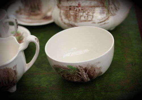 16pc Vintage HADDON HALL Johnson Bros Tea set Pat.no 165838 - (Lid has a chip on the inside)
