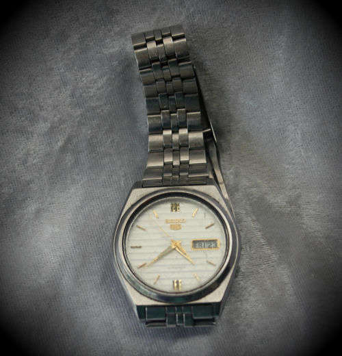 Vintage Mens Seiko 5 automatic Watch KY 7s26-8760 F -working -few scratches on the glass