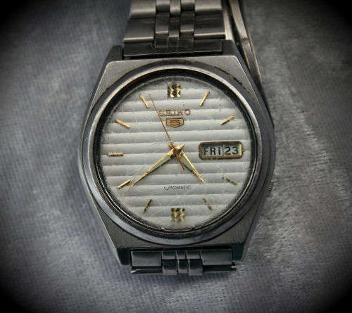 Vintage Mens Seiko 5 automatic Watch KY 7s26-8760 F -working -few scratches on the glass