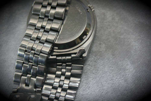 Vintage Mens Seiko 5 automatic Watch KY 7s26-8760 F -working -few scratches on the glass