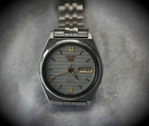 Vintage Mens Seiko 5 automatic Watch KY 7s26-8760 F -working -few scratches on the glass