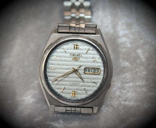 Vintage Mens Seiko 5 automatic Watch KY 7s26-8760 F -working -few scratches on the glass