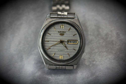 Vintage Mens Seiko 5 automatic Watch KY 7s26-8760 F -working -few scratches on the glass