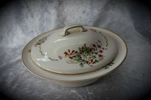 Vintage Royal Doulton Tureen BUSHFLOWERS D.6387 Regd. in Australia 120x260mm