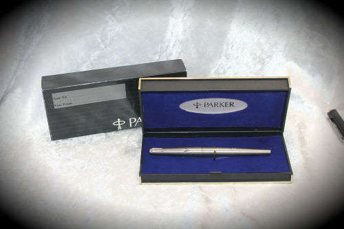 Parker pen -no refill -with a name engraved - in wooden Box