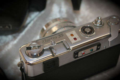 Vintage 1960's Yashica Electro 35 Camera with case Japan -slight dent on lens rim- need battery