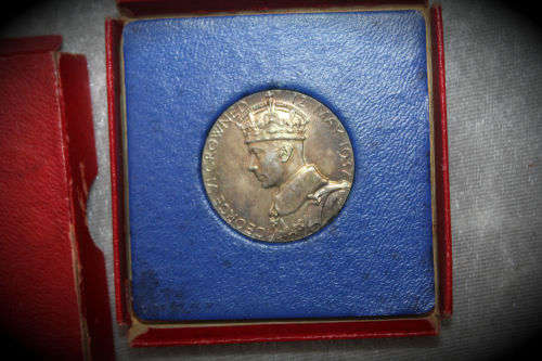 Commemorative issue- King Edward 8 coronation 12th May 1937 SILVER MEDAL in origanal Box