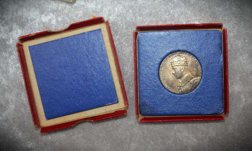 Commemorative issue- King Edward 8 coronation 12th May 1937 SILVER MEDAL in origanal Box