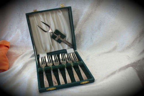 6 Vintage Angora Silver Plated Pastry / Cake Forks & Server in origanal box -box hinge need a pin