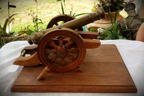 Antique Independence Canon C1776 Desktop Pen stand -160x310x225mm Brass and Wood