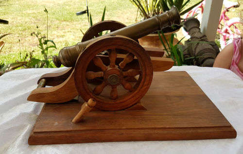 Antique Independence Canon C1776 Desktop Pen stand -160x310x225mm Brass and Wood