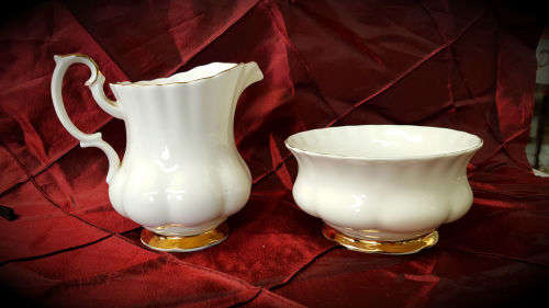 Royal Albert Val D'Or sugar pot (60x109mm) and creamer (105x118mm)