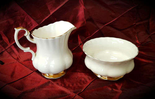 Royal Albert Val D'Or sugar pot (60x109mm) and creamer (105x118mm)