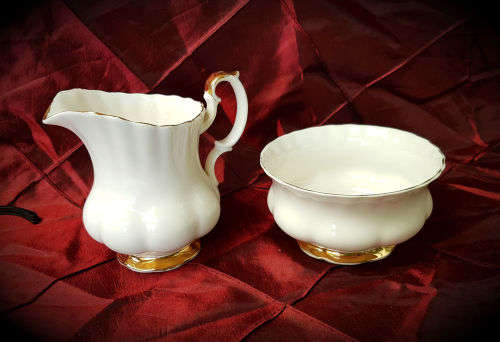 Royal Albert Val D'Or sugar pot (60x109mm) and creamer (105x118mm)