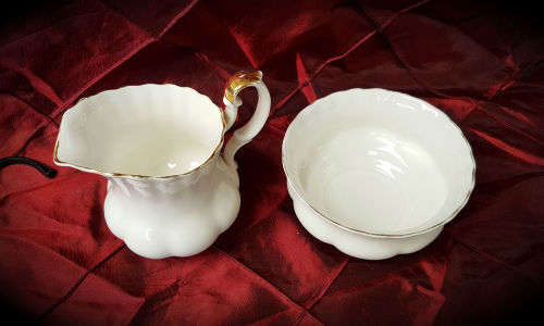 Royal Albert Val D'Or sugar pot (60x109mm) and creamer (105x118mm)