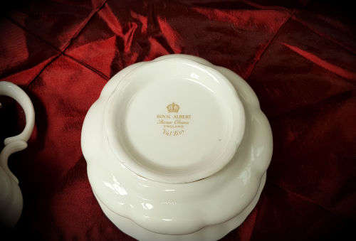 Royal Albert Val D'Or sugar pot (60x109mm) and creamer (105x118mm)