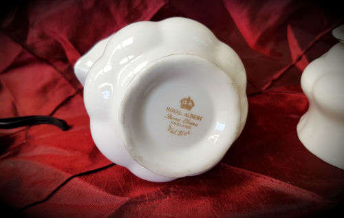 Royal Albert Val D'Or sugar pot (60x109mm) and creamer (105x118mm)