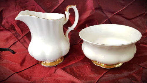 Royal Albert Val D'Or sugar pot (60x109mm) and creamer (105x118mm)