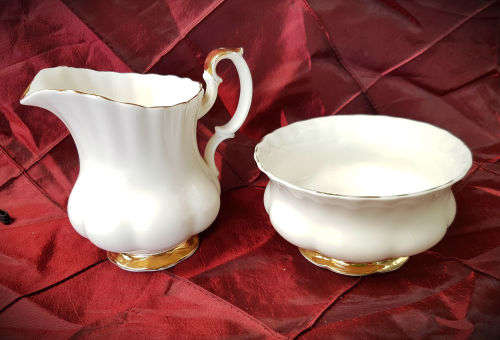 Royal Albert Val D'Or sugar pot (60x109mm) and creamer (105x118mm)