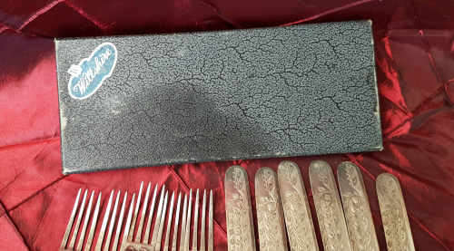 Vintage Wiltshire Bone Handel Knifes x 6 and Forks x 5 in origanal box