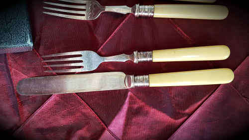 Vintage Wiltshire Bone Handel Knifes x 6 and Forks x 5 in origanal box