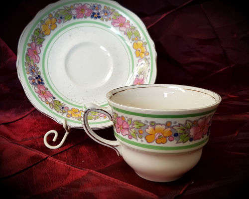 Vintage Royal Winton Grimwades Duo -saucer 144mm cup= 67x88mm