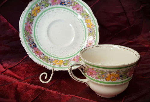 Vintage Royal Winton Grimwades Duo -saucer 144mm cup= 67x88mm