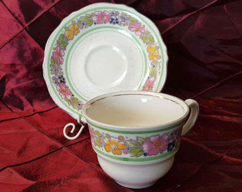 Vintage Royal Winton Grimwades Duo -saucer 144mm cup= 67x88mm