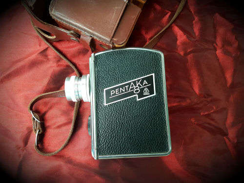 Vintage Pentaka 8 Movie camera Carl Zeiss  2/12.5mm- in Leather Bag