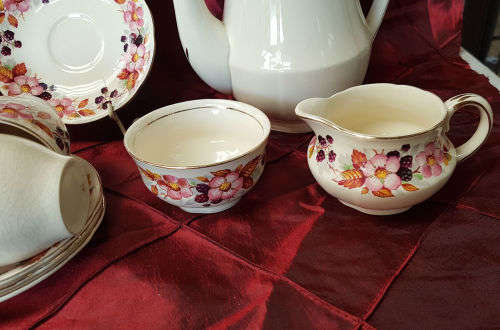 Vintage Alfred Meakin Teaset , pot, sugar bowl,creamer and 6 Duo's
