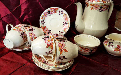 Vintage Alfred Meakin Teaset , pot, sugar bowl,creamer and 6 Duo's